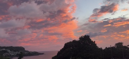 リビング正面に広がる伊豆の海景色