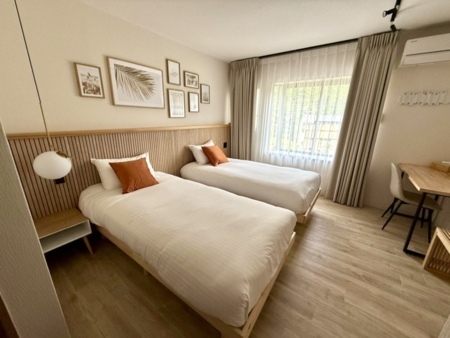 モダンで落ち着くダブルサイズベッド寝室