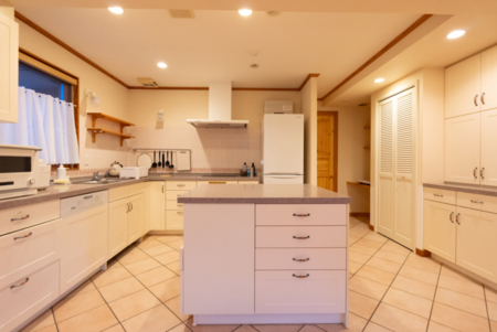 自然を眺めながら食事を楽しむダイニング